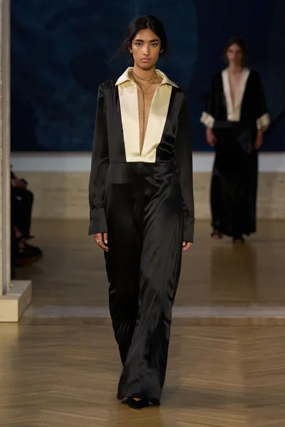 Look 16